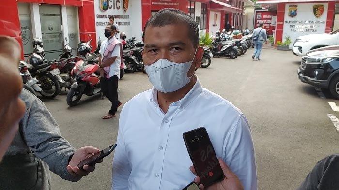 Direktur Ditreskrimum Polda Jatim, Kombes Pol Totok Suharyanto saat ditemui awak media di halaman Gedung Ditrekrimum Mapolda Jatim, Selasa (15/2/2022).