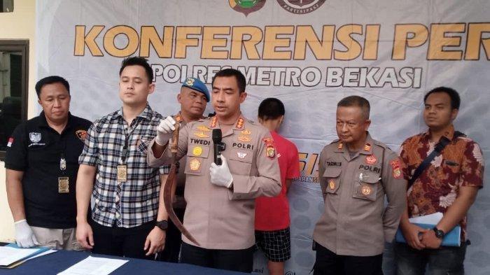 Kapolres Metro Bekasi Kombes Pol Twedi Aditya Bennyahdi saat ungkap kasus seorang pria tewas usai dikeroyok sekelompok orang di Kp. Utan Rt. 003/025, Wanasari, Cibitung, Kabupaten Bekasi beberapa pekan lalu.
