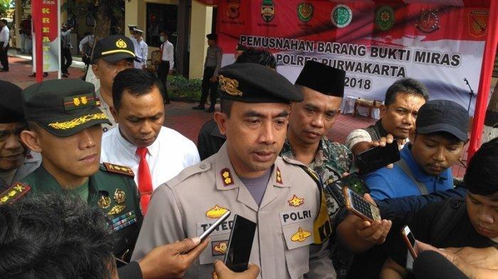 Kombes. Pol. Twedi Aditya Bennyahdi (tengah).