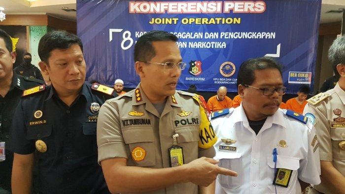 Kapolresta Bandara Soekarno-Hatta Kombes Pol Victor Togi Tambunan (tengah) ketika melaksanakan ungkap kasus penyelundupan narkoba di Bandara Soekarno - Hatta, Kamis (18/10/2018).