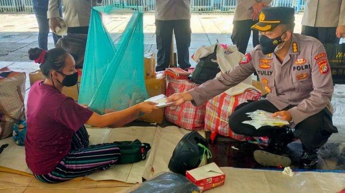 Kombes Pol Yulli Kurniawan membagikan masker serta mengedukasi masyarakat akan pentingnya penerapan prokes sebagai pemutus mata rantai penyebaran Covid-19.