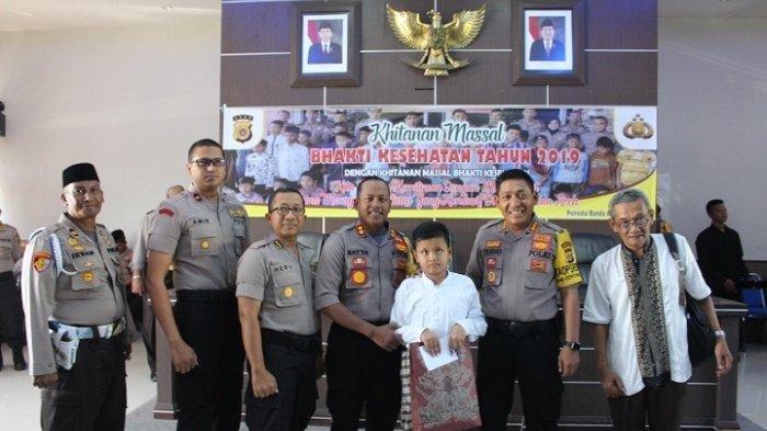Kapolresta Banda Aceh, Kombes Pol Trisno Riyanto didampingi Wakapolresta AKBP Satya Yudha Prakasa dan Kabid Dokes Polda Aceh, Kombes Pol dr Heri Wijatmoko bersama anak yang dikhitan, di aula Mapolresta Banda Aceh, Kamis (23/4/2019).