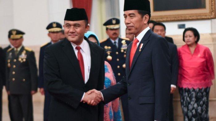 Presiden Joko Widodo (kanan) menyalami Kepala Badan Narkotika Nasional (BNN) Irjen Pol Heru Winarko seusai pelantikan di Istana Negara Jakarta, Kamis (1/3/2018).