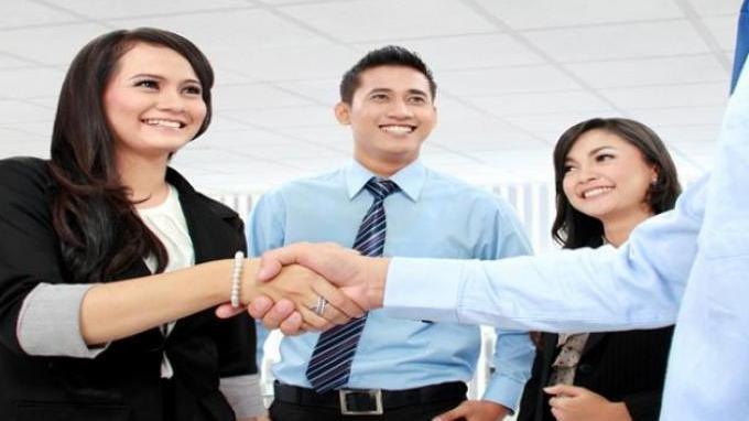 SHUTTERSTOCK/Ilustrasi jabat tangan di dunia kerja. Pegiat media sosial Jhon Sitorus yang dikenal sebagai loyalis Presiden Jokowi mengungkapkan adanya oknum atasan atau petinggi perusahaan di Cikarang yang mensyaratkan karyawati staycation atau ngamar bersamanya untuk mendapatkan perpanjangan kontrak.