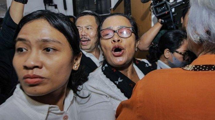 Keluarga Brigadir J puas dengan vonis Ferdy Sambo hingga Kuat Maruf. Ibunda Yosua Rosti Simanjuntak seusai sidang vonis Putri Candrawathi.