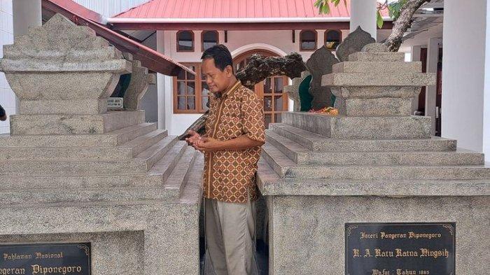 Cucu Generasi Kelima Pangeran Diponegoro, Raden Hamzah Diponegoro saat memanjatkan doa kepada Pangeran Diponegoro, Jumat (14/7/2023)