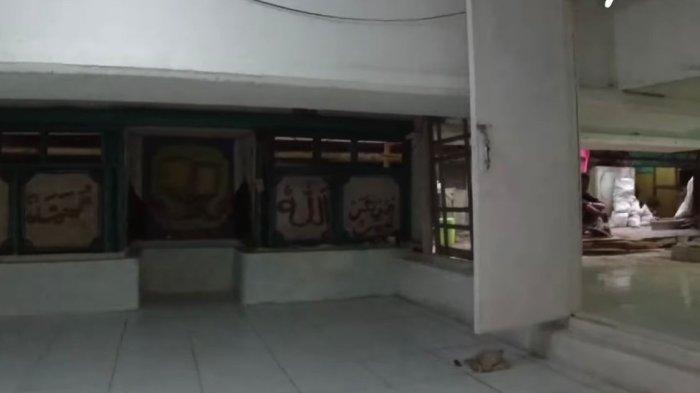 Kondisi musala di pemukiman di bawah jembatan tol Jakarta