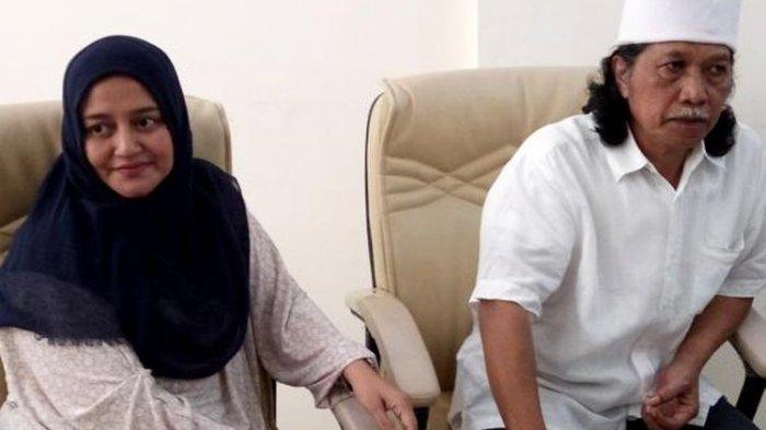 Cak Nun dan Novia Kolopaking saat berada di ruang kepala sekolah Kesatuan Bangsa School Yogyakarta menemui wartawan