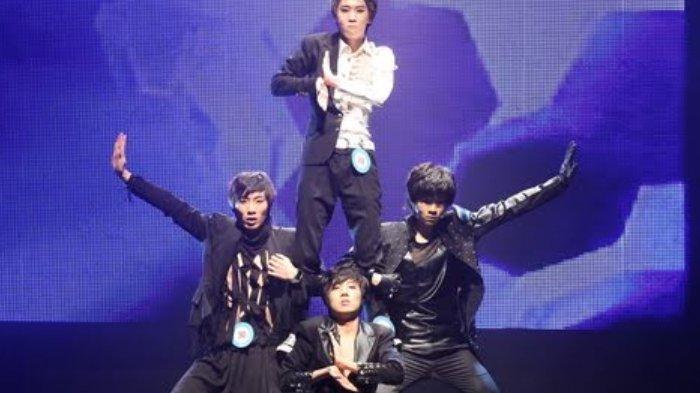 J-Hope (bawah, tengah) sebagai bagian dari Tim Tari Pria di Audisi Terbuka ke-6 JYPE. |