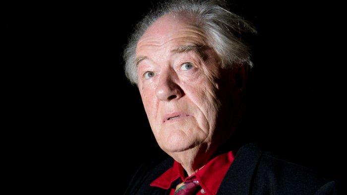 Aktor Inggris Michael Gambon berpose untuk fotografer menjelang Evening Standard Film Awards di pusat kota London pada 4 Februari 2013. AFP PHOTO/Leon Neal
