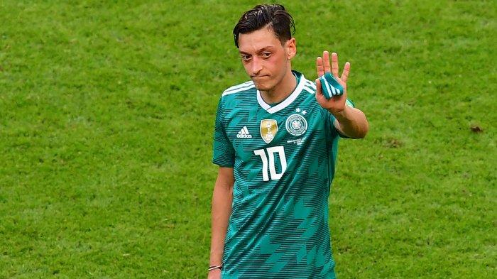 (FILES) Dalam foto file yang diambil pada 27 Juni 2018, gelandang Jerman Mesut Ozil bereaksi pada akhir pertandingan sepak bola Grup F Piala Dunia 2018 Rusia antara Korea Selatan dan Jerman di Kazan Arena di Kazan. Pemenang Piala Dunia Mesut Ozil mengumumkan pengunduran dirinya dari sepak bola pada 22 Maret 2023 setelah karir internasionalnya yang terkenal dengan Jerman dan mantra klub dengan Real Madrid dan Arsenal.