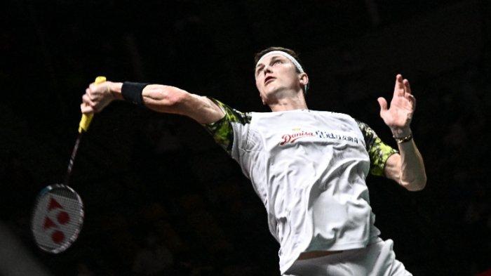 Viktor Axelsen dari Denmark mencetak gol balasan melawan Anthony Sinisuka Ginting dari Indonesia selama final tunggal putra di turnamen bulu tangkis HSBC BWF World Tour Finals di Bangkok pada 11 Desember 2022.