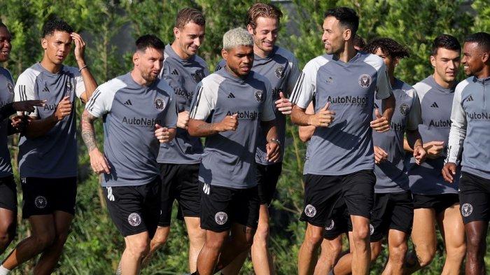 Lionel Messi dan Sergio Busquets dari Inter Miami CF berlatih dengan rekan satu tim selama Sesi Pelatihan Inter Miami CF di Florida Blue Training Center pada 18 Juli 2023 di Fort Lauderdale, Florida.