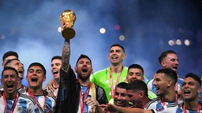 Penyerang Argentina Lionel Messi, memakai jubah bisht, mengangkat trofi Piala Dunia pada upacara trofi Piala Dunia 2022 Qatar setelah pertandingan final antara Argentina vs Perancis di Stadion Lusail di Lusail, utara Doha pada Minggu 18 Desember 2022. - Argentina menang dalam adu penalti atas Perancis.