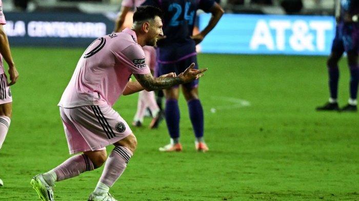 Penyerang Inter Miami asal Argentina #10 Lionel Messi berselebrasi seperti Spider-Man saat ia merayakan gol keempat timnya selama pertandingan sepak bola perempat final Concacaf Leagues Cup antara Inter Miami dan Charlotte di Stadion DRV PNK di Fort Lauderdale, Florida, pada 11 Agustus 2023.
