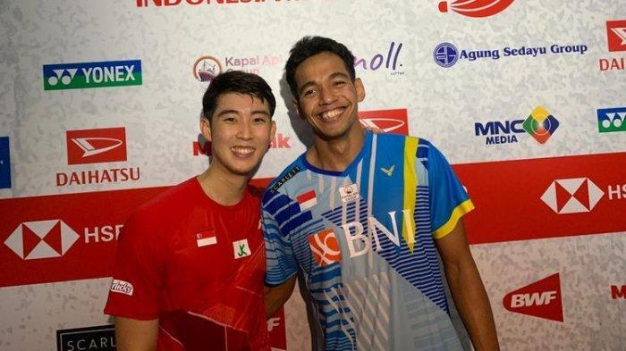 Loh Kean Yew (kiri) dan Chico Aura Dwi Wardoyo usai bertanding di babak 16 besar Indonesia Masters 2022 pada Kamis (10/6/2022).