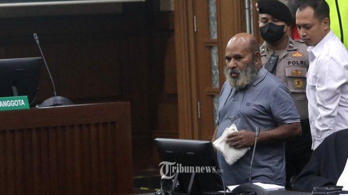 Lukas Enembe saat menjalani sidang, Senin (19/6/2023).