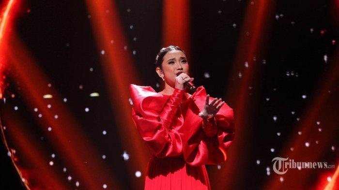 Lyodra Ginting menampilkan performanya dalam acara Grand Final Indonesian Idol 2020 di Jakarta Senin (2/3/2020). Ajang pencarian bakat menyanyi tersebut akhirnya menelurkan Lyodra Ginting asal Medan sebagai pemenang pertamanya. - Lyodra Ginting merupakan penyanyi jebolan Indonesian Idol yang membawakan lagu Berkibarlah Bendera Negeriku dalam perayaan HUT ke-75 RI