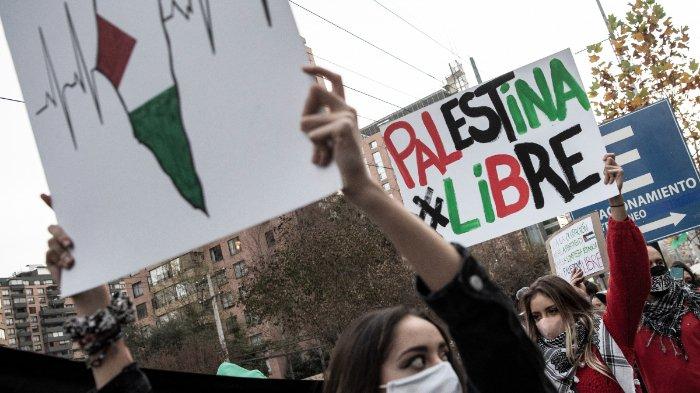 Anggota komunitas Palestina di Chili mengambil bagian dalam protes di luar Kedutaan Besar Israel terhadap operasi militer Israel di Gaza dan untuk mendukung rakyat Palestina, di Santiago pada 19 Mei 2021. Chili adalah tujuan terbesar keempat bagi komunitas Palestina dan yang pertama di luar Timur Tengah.
