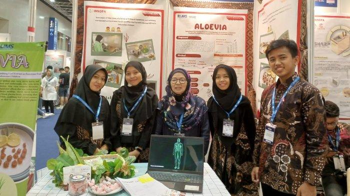 Mahasiswa FIK UMS sedang berada di stand pada ajang 34th International Invention, Innovation & Technology Exhibition, Malaysia kategori Agriculture pada event World Young Inventors Exhibition 2023.