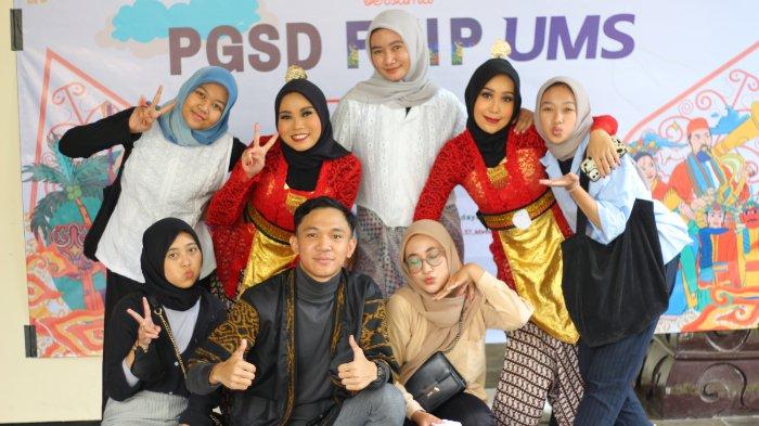 Mahasiswa PGSD UMS berpose setelah menampilkan tari kreasi di Teather Arena Taman Budaya Jawa Tengah  pada Jumat-Sabut (7-8/7/2023).
