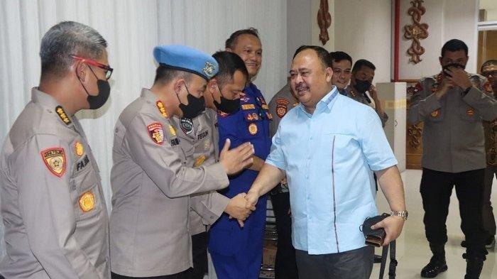 Mantan Wakapolda Aceh, Brigjen Pol Agus Kurniady Sutisna menyalami personel Polda Aceh saat akan meninggalkan Aceh melalui Bandara SIM, Blangbintang, Aceh Besar, Kamis (1/9/2022).