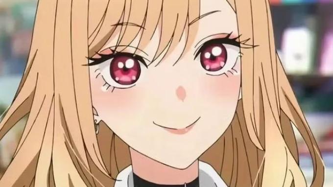 Marin Kitagawa tersenyum di My Dress-Up Darling