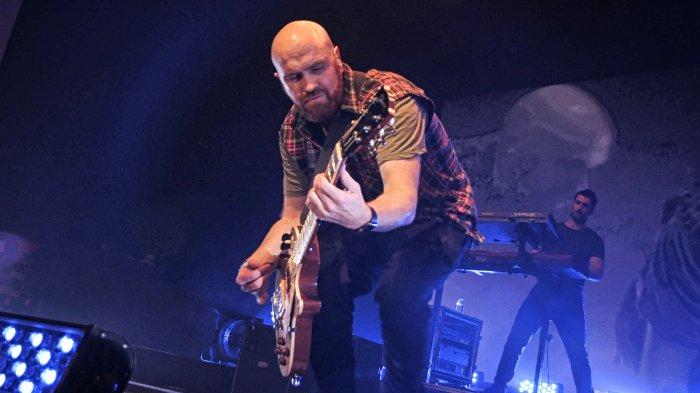 Gambar yang diambil pada 10 April 2018 ini memperlihatkan gitaris Mark Sheehan dari The Script tampil saat konser di Jakarta.