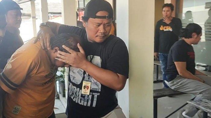 Mashuri (45), berkaus oranye, digelandang ke Satreskrim Polresta Pati, Jumat (16/6/2023). Dia ditetapkan sebagai tersangka kasus KDRT yang mengakibatkan istrinya, Budiati (31), tewas.