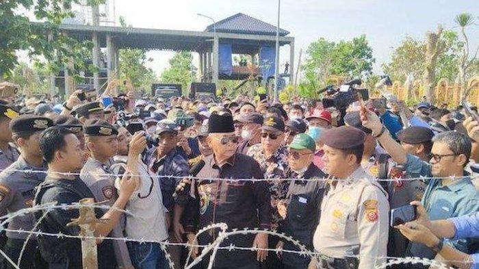 Massa dari pihak Ponpes Al Zaytun saat menunggu pendemo datang, Kamis (15/6/2023).