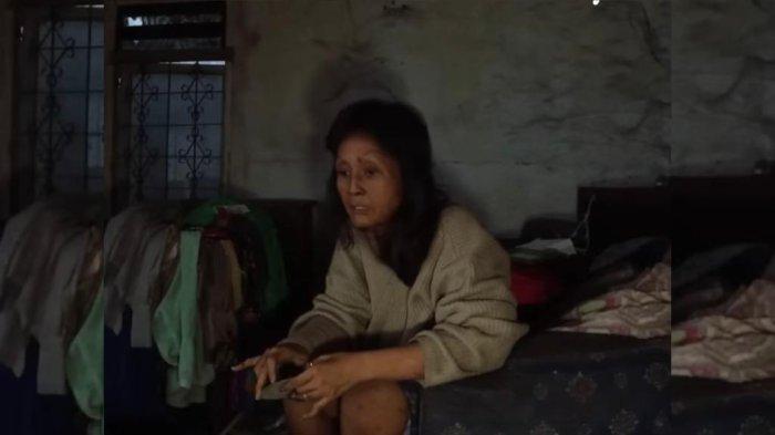 Mbak Putri, mantan model majalah dewasa yang kini hidup sebatang kara sendiri di rumah terbengkalai tanpa listrik dan air selama puluhan tahun.