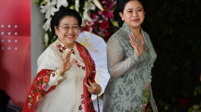 Mantan presiden Indonesia Megawati Sukarnoputri dan putrinya Puan Maharani memberi isyarat kepada wartawan saat mereka tiba untuk pelantikan Presiden Indonesia Joko Widodo untuk masa jabatan kedua, di gedung parlemen di Jakarta pada 20 Oktober 2019.