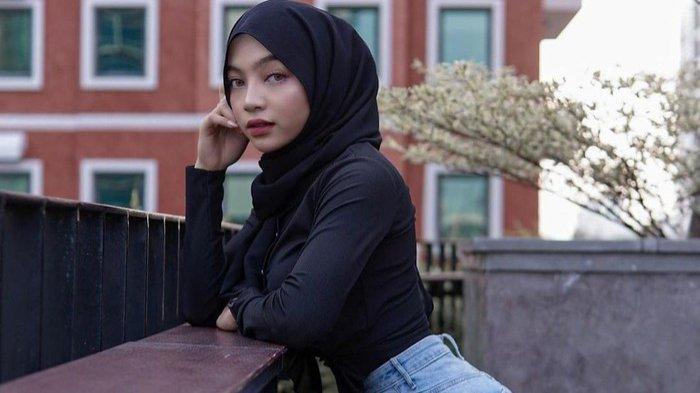 Mengenal Oklin Fia, Selebgram Berhijab Viral Jilat Es Krim di Depan Kelamin Pria, Kini Panen Hujatan
