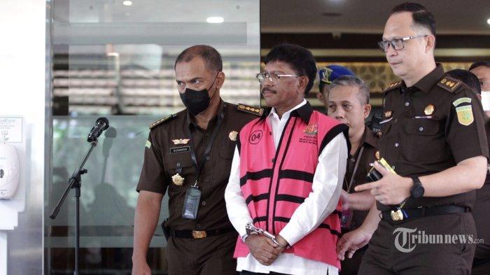 Menteri Komunikasi dan Informatika (Menkominfo), Johnny G Plate berjalan menuju mobil tahanan usai menjalani pemeriksaan di Kejaksaan Agung, Jakarta, Rabu (17/5/2023). Kejaksaan Agung menetapkan Menkominfo, Johnny G Plate sebagai tersangka dalam kasus dugaan korupsi proyek penyediaan infrastruktur BTS 4G infrastruktur pendukung paket 1, 2, 3, 4, 5 Bakti Kominfo tahun 2020-2022 yang merugikan negara hingga mencapai Rp 8 triliun.