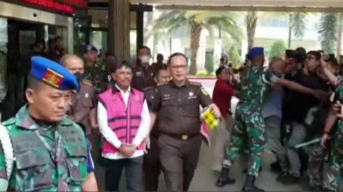 Menteri Komunikasi dan Informatika (Menkominfo) Johnny G. Plate sebagai tersangka, Rabu (17/5/2023). Saat itu juga Johnny G Plate langsung ditahan. Dia tampak mengenakan baju tahanan. 