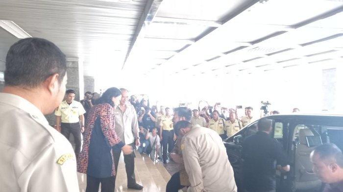Menteri Pertanian Syahrul Yasin Limpo tiba di gedung Kementerian Pertanian, Jakarta, Kamis, (5/10/2023), sekitar pukul 10.17 WIB.