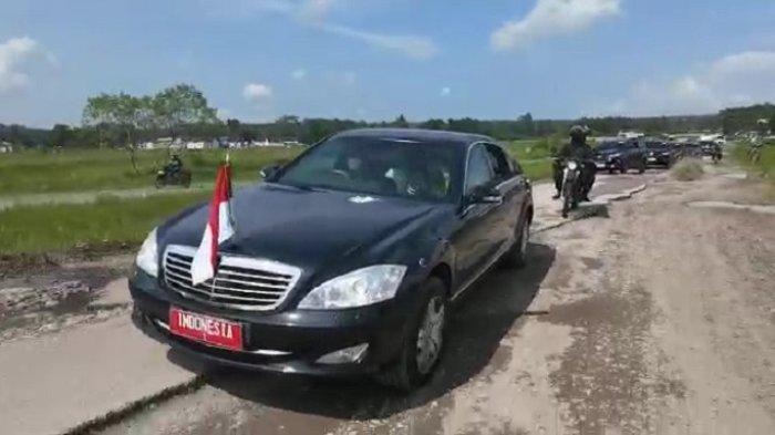 Mobil Presiden Joko Widodo (Jokowi) melewati jalan rusak di Jalan Terusan Ryacudu Lampung, Jumat (5/5/2023). 