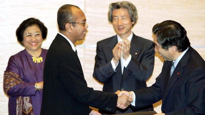Presiden Indonesia Megawati Soekarnoputri (belakang-kanan) dan Perdana Menteri Jepang Junichiro Koizumi (belakang-kanan) bertepuk tangan saat Menteri Kehutanan Indonesia Muhammad Prakosa (kedua kiri) dan rekannya dari Jepang Yoshiyuki Kamei (kanan) bertukar dokumen sambil berjabat tangan di rumah dinas Koizumi di Tokyo, 24 Juni 2003. Kesepakatan tersebut merupakan rencana aksi kerjasama pemberantasan pembalakan liar di Indonesia dan perdagangan kayu dan produk kayu hasil pembalakan liar.