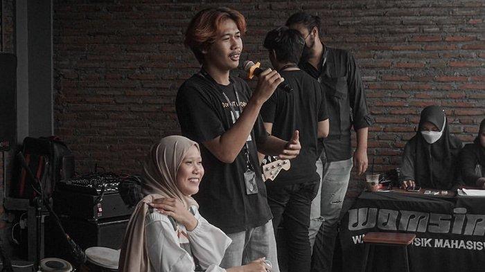 Live music di Namdwa Co, Jalan Duwet Raya No. 1 Karangasem, Laweyan, Surakarta.