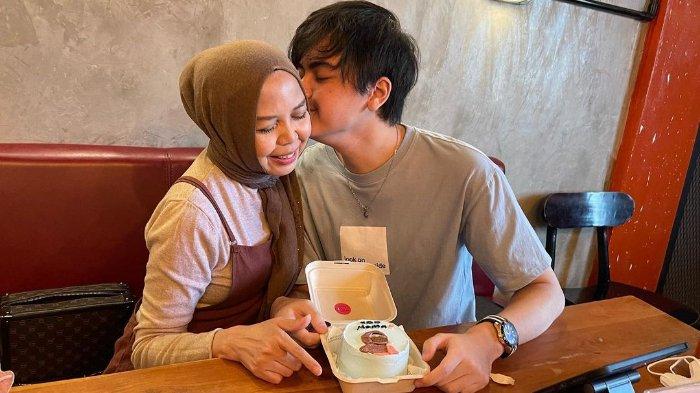 Naufal Azhar bersama ibunya.