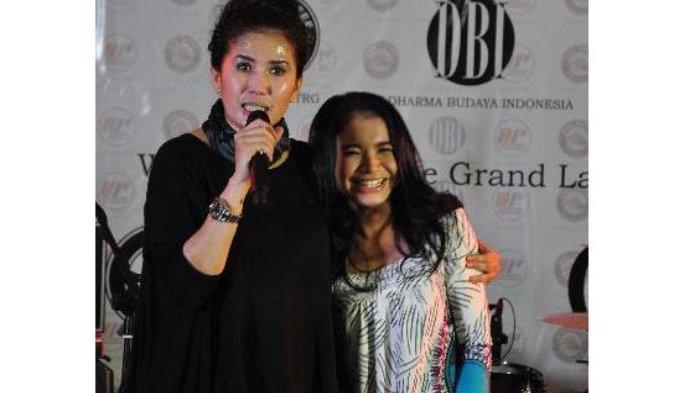 Lady rocker Nicky Astria tampil bersama Rossa di hadapan penggemarnya pada peluncuran album terbaru Nicky di Copal Cofee, Tebet, Jakarta Selatan, Senin (1/10/2012).