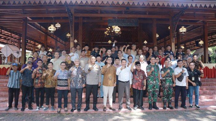 Foto bersama dalam acara Halal Bihalal PWI Surakarta di Loji Gandrung Rumah Dinas Walikota, Senin (22/5/2023).