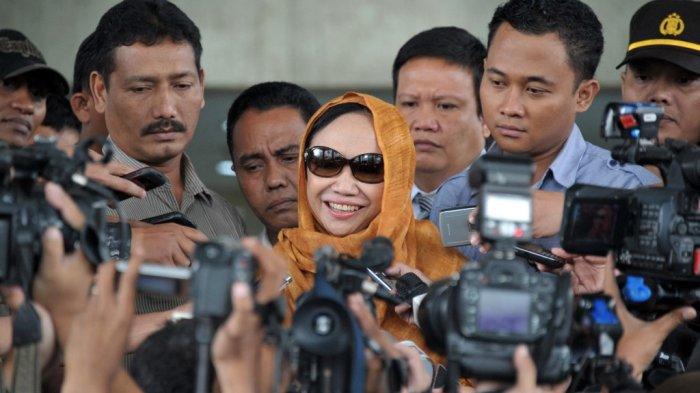Nunun Nurbaetie, istri Adang Daradjatun, menjawab pertanyaan wartawan di Komisi Pemberantasan Korupsi (KPK) di Jakarta pada 1 Februari 2012.