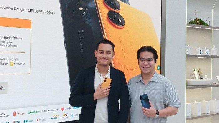 Oppo Family Arifin Putra (kiri) dan Chief Marketing Officer OPPO Indonesia, Patrick Owen dalam acara peluncuran Oppo Reno 8T Series di Indonesia di Oppo Gallery di Mal Gandaria City, Jakarta Selatan, Selasa (7/2/2023).