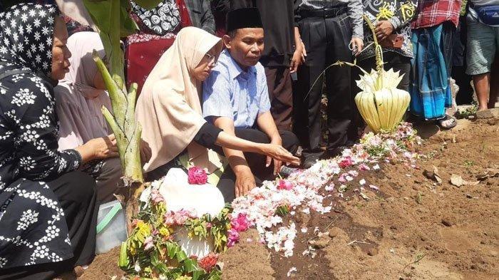 Orangtua Muhammad Naufal Zidan (19) tidak bisa menahan kesedihan saat jenazah mahasiswa UI yang dibunuh seniornya itu dimakamkan di Lumajang, Sabtu (5/8/2023) siang.