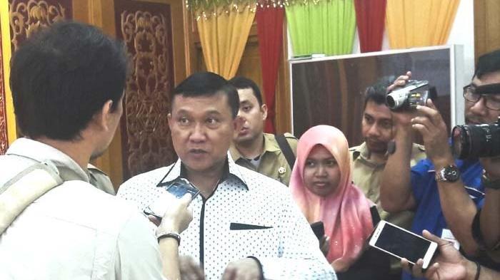 PLT Gubernur Aceh, Mayjen TNI (Purn) Soedarmo, dikerumuni wartawan untuk diwawancarai seusai Temu Ramah dan Silaturahmi dengan Pimpinan Media Massa dan Organisasi Wartawan di Restoran Meuligoe Gubernur Aceh, Selasa (8/11/2016).