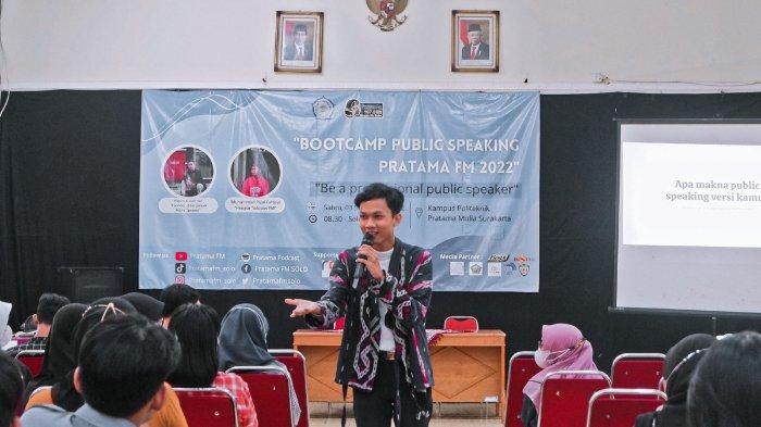 Pada seminar public speaking yang diadakan oleh Politeknik Pratama Mulia Surakarta, Hakim Bicara menjelaskan pentingnya percaya diri saat public speaking.