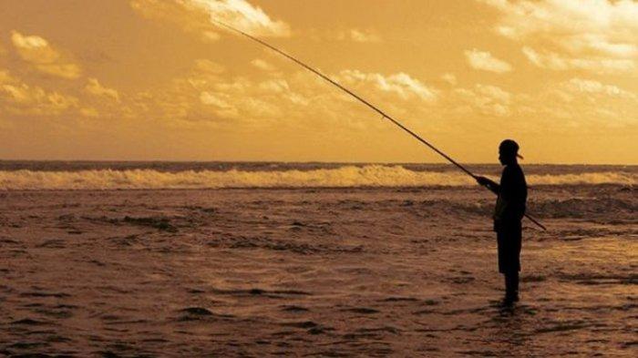 Senja di Pantai Pok Tunggal, Yogyakarta.