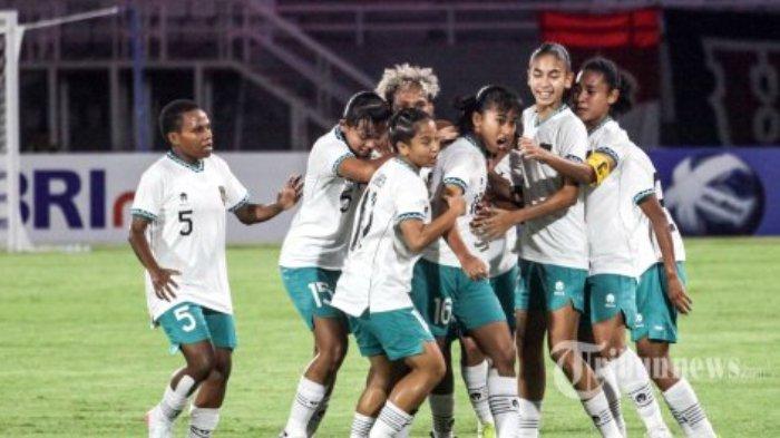 Para pesepak bola Timnas Wanita Indonesia U-19 melakukan selebrasi usai gelandang mereka, Armelia Nur Sava Zada (kanan, tengah/16) mencetak gol pertama timnya ke gawang Timnas Wanita Laos U-19 dalam laga kedua babak penyisihan Grup A AFF U-19 Women's Championship 2023 (Piala AFF U-19 Wanita 2023) antara Timnas Wanita Laos U-19 melawan Timnas Wanita Indonesia U-19 di Stadion Gelora Sriwijaya, Jakabaring, Kota Palembang, Sumatera Selatan, Jumat (7/7/2023) malam. Pada pertandingan tersebut, Laos harus mengakui keunggulan Garuda Pertiwi Muda (julukan Timnas Wanita Indonesia U-19) dengan skor 1-4 (1-2).