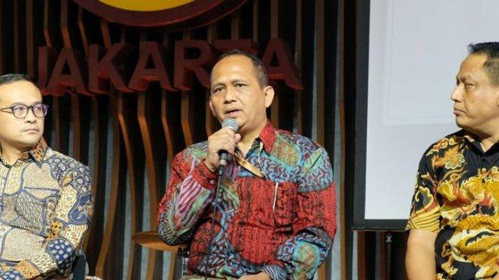 Parlindungan Silitonga dari Kasubdit IV Direktorat Tindak Pidana Tertentu Bareskrim Polri berbicara di depan wartawan pada acara konferensi pers kerja sama pemegang hak siar Liga Inggris, Mola TV, dengan Matrix TV dan MIX di Jakarta, Kamis (18/7/2019).
